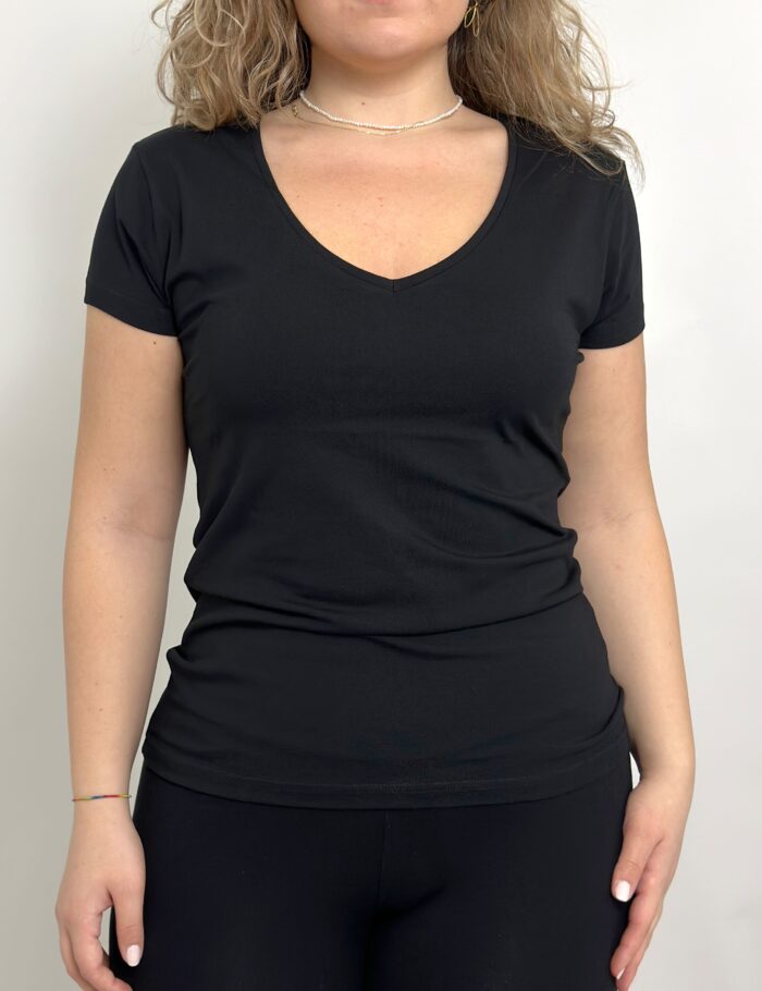 Camiseta Cuello Pico Negra