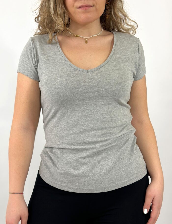 Camiseta Cuello Pico Gris