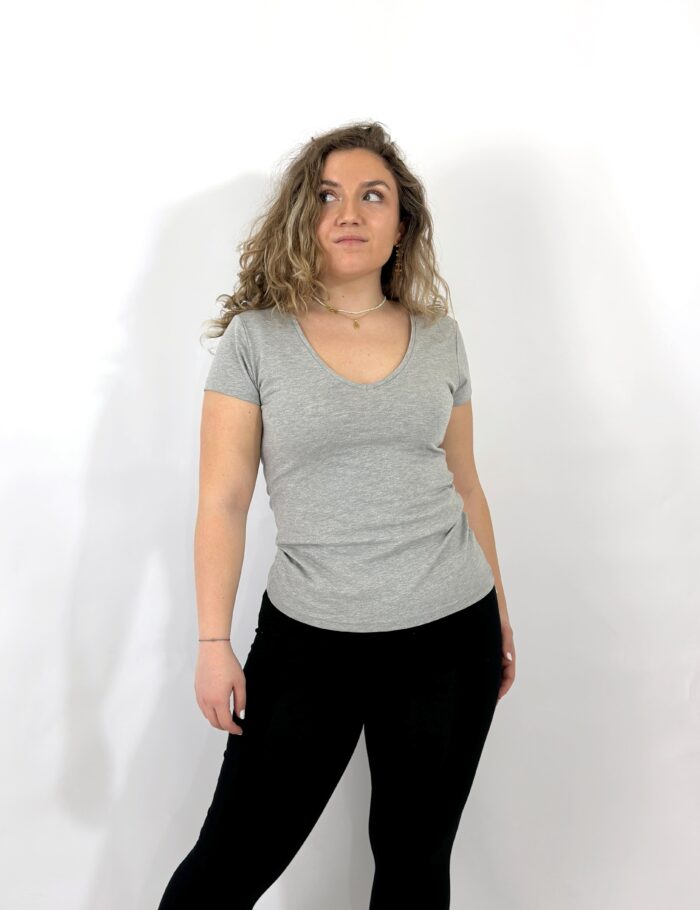 Camiseta Cuello Pico Gris - Imagen 6