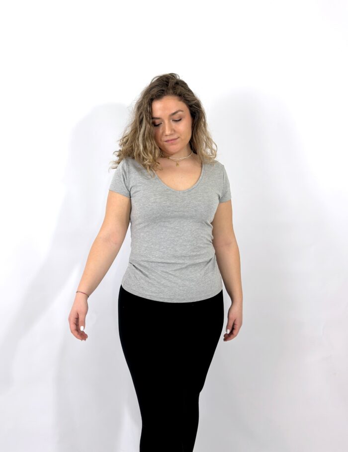 Camiseta Cuello Pico Gris - Imagen 2