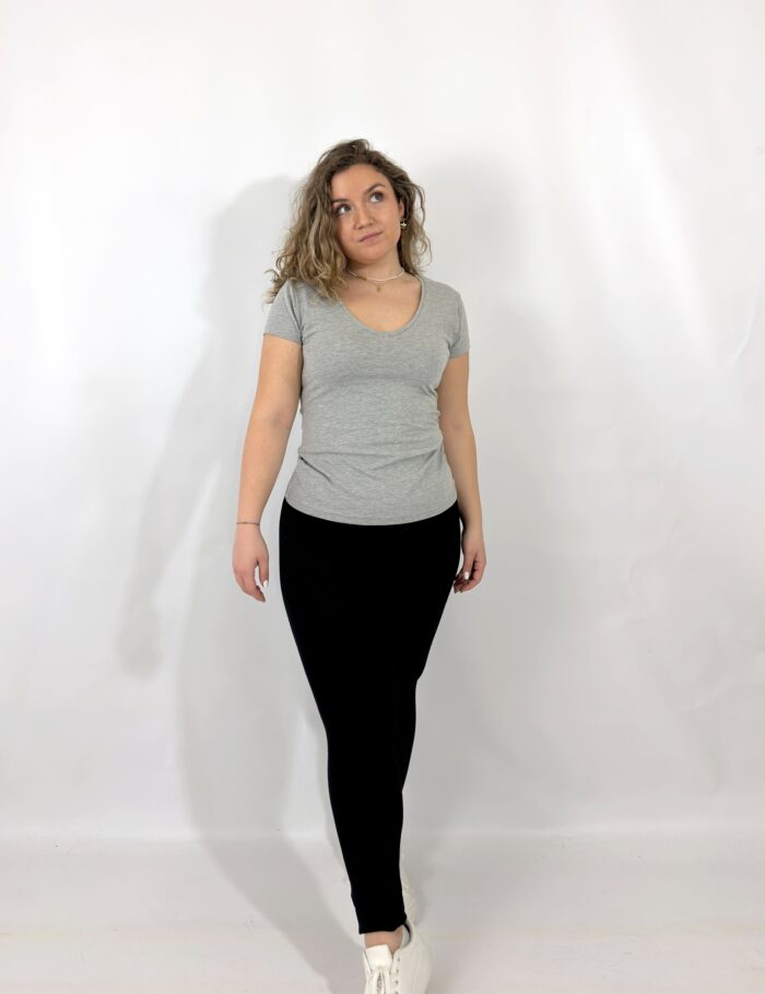 Camiseta Cuello Pico Gris - Imagen 3
