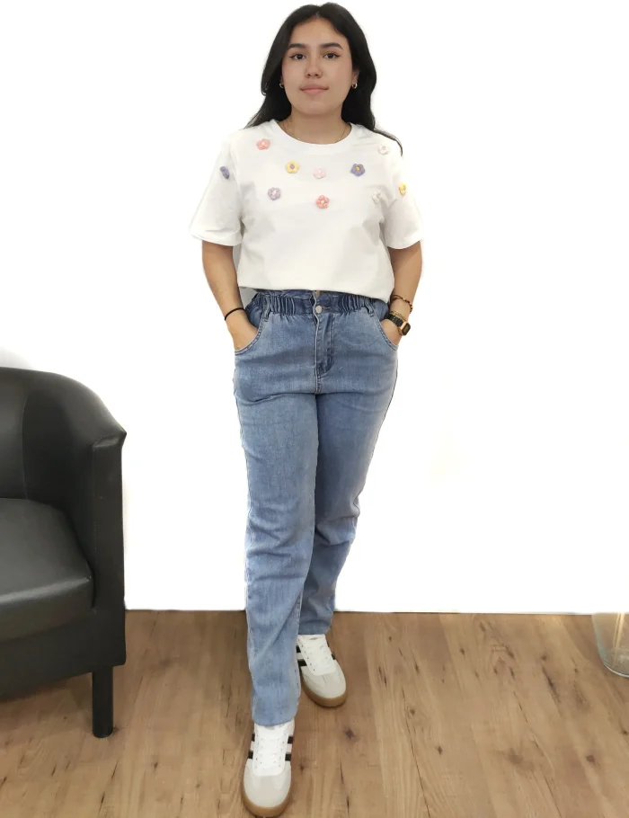 Camiseta Blanca Con Flores Crochet - Imagen 2