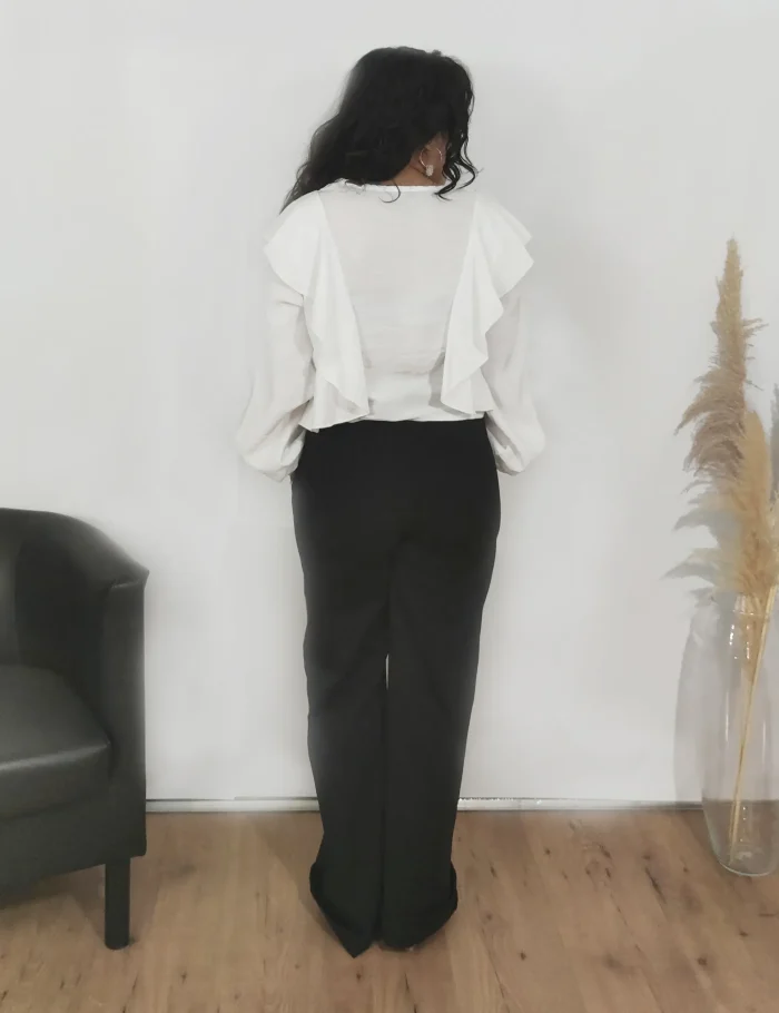 Blusa Blanca Abotonada Con Volantes - Imagen 2
