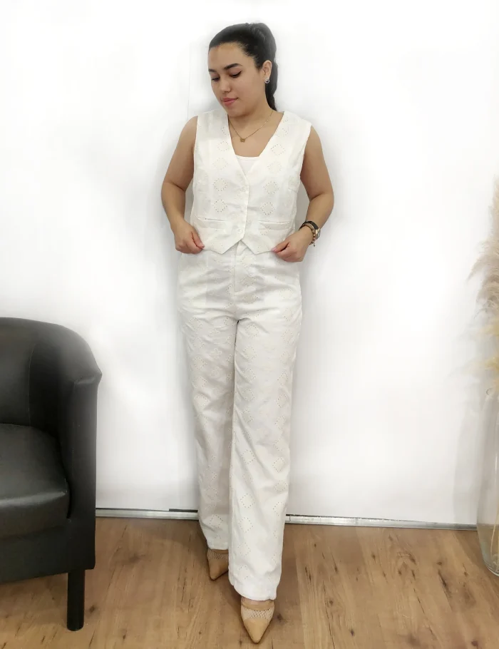 Pantalón Blanco Con Bordados Suizos - Imagen 2