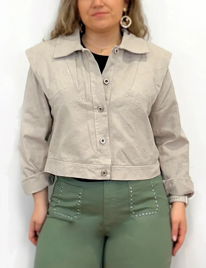 Cazadora Bordado Suizo Beige - Imagen 2