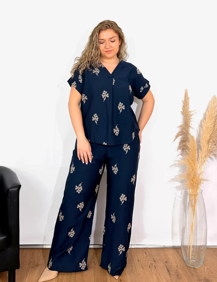 Blusa Fluida Bordada Azul Marino
