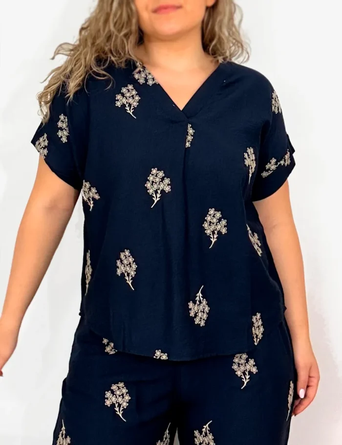 Blusa Fluida Bordada Azul Marino - Imagen 2