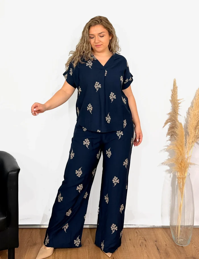 Blusa Fluida Bordada Azul Marino - Imagen 4