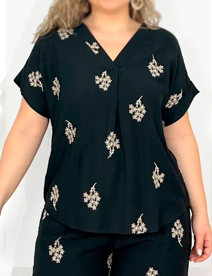 Blusa Fluida Bordada Negra