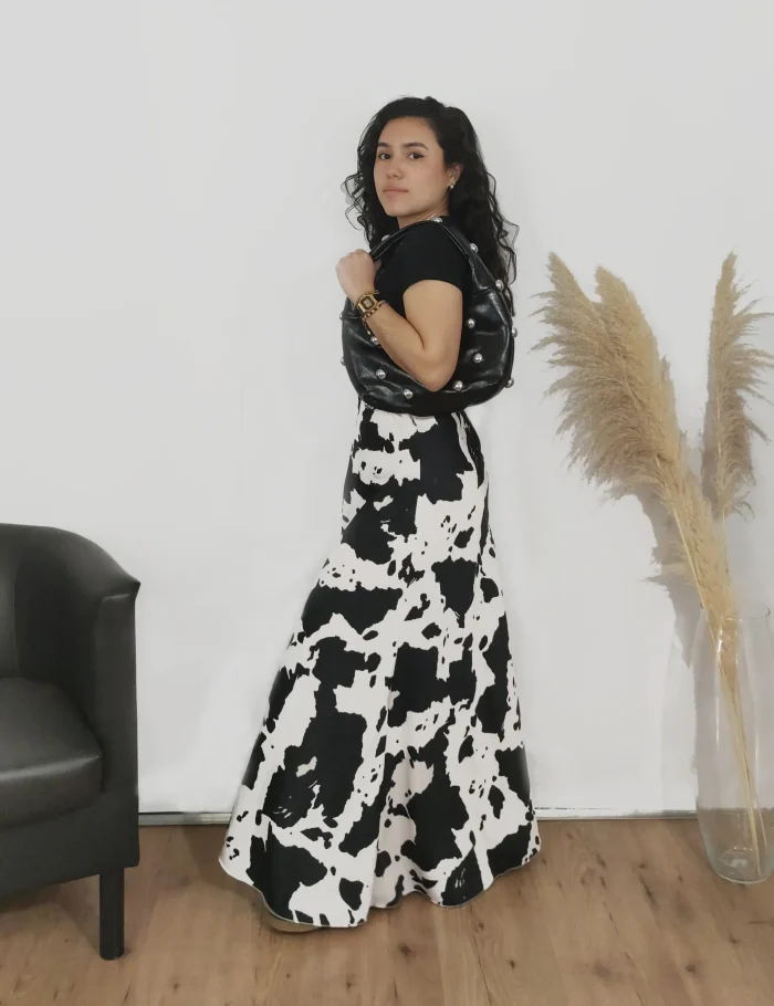 Falda Satina Animal Print Vaca Color Negro - Imagen 3