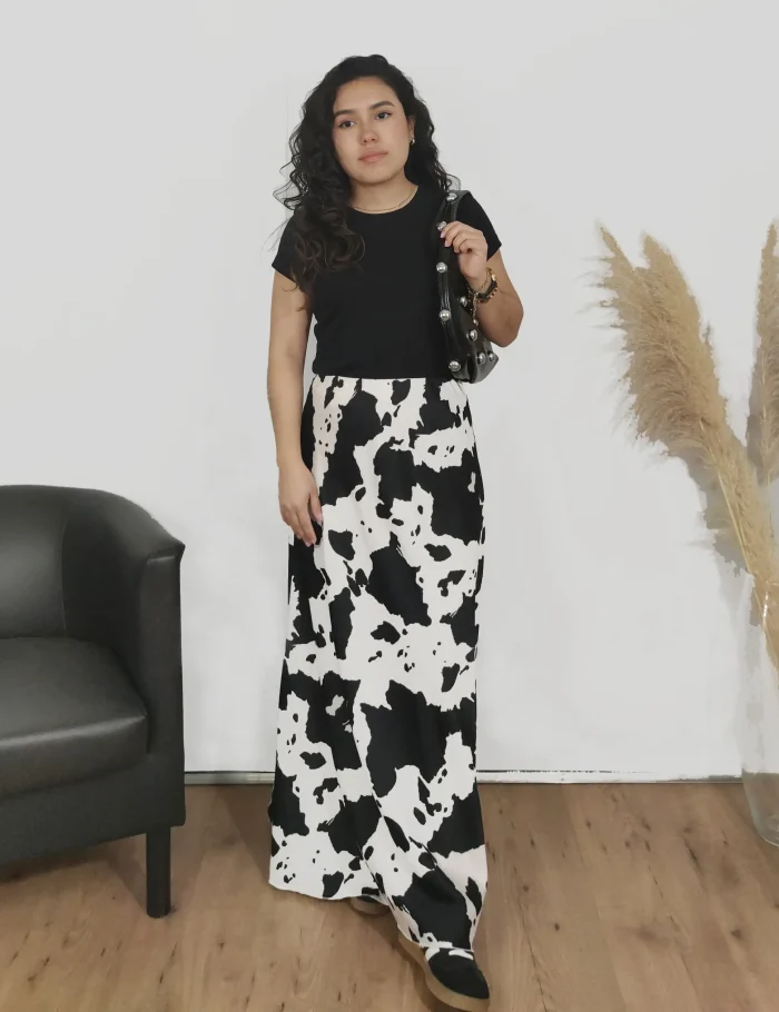 Falda Satina Animal Print Vaca Color Negro - Imagen 2