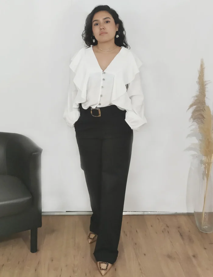 Blusa Blanca Abotonada Con Volantes