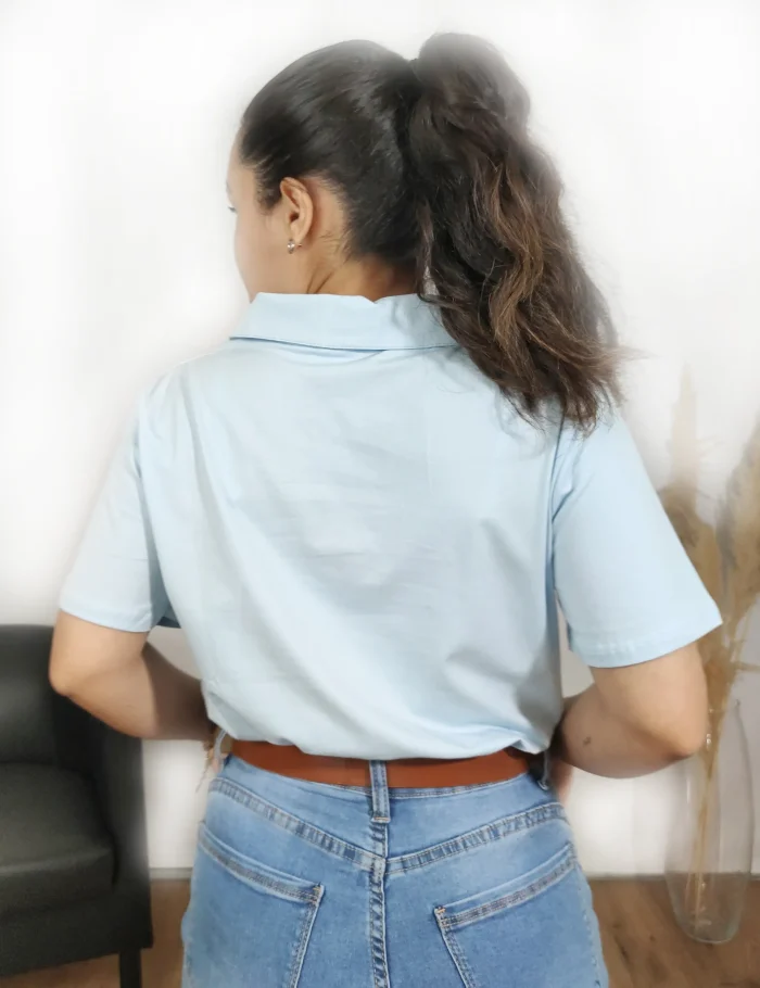 Camiseta Básica Cuello Polo Color Celeste - Imagen 3