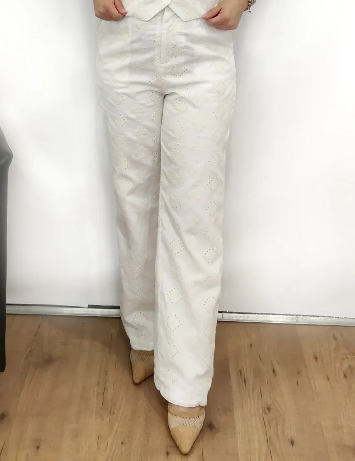 Pantalón Blanco Con Bordados Suizos