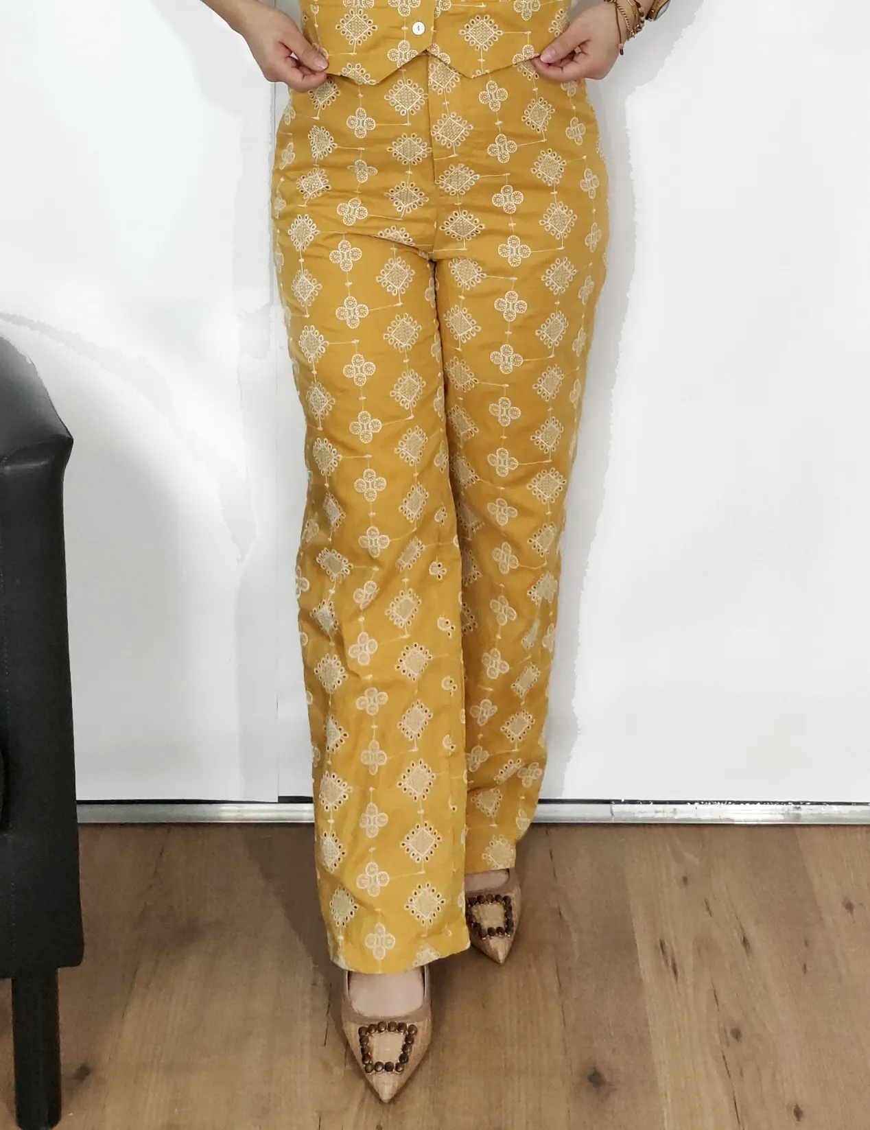 Pantalón Mostaza Con Bordados Suizos