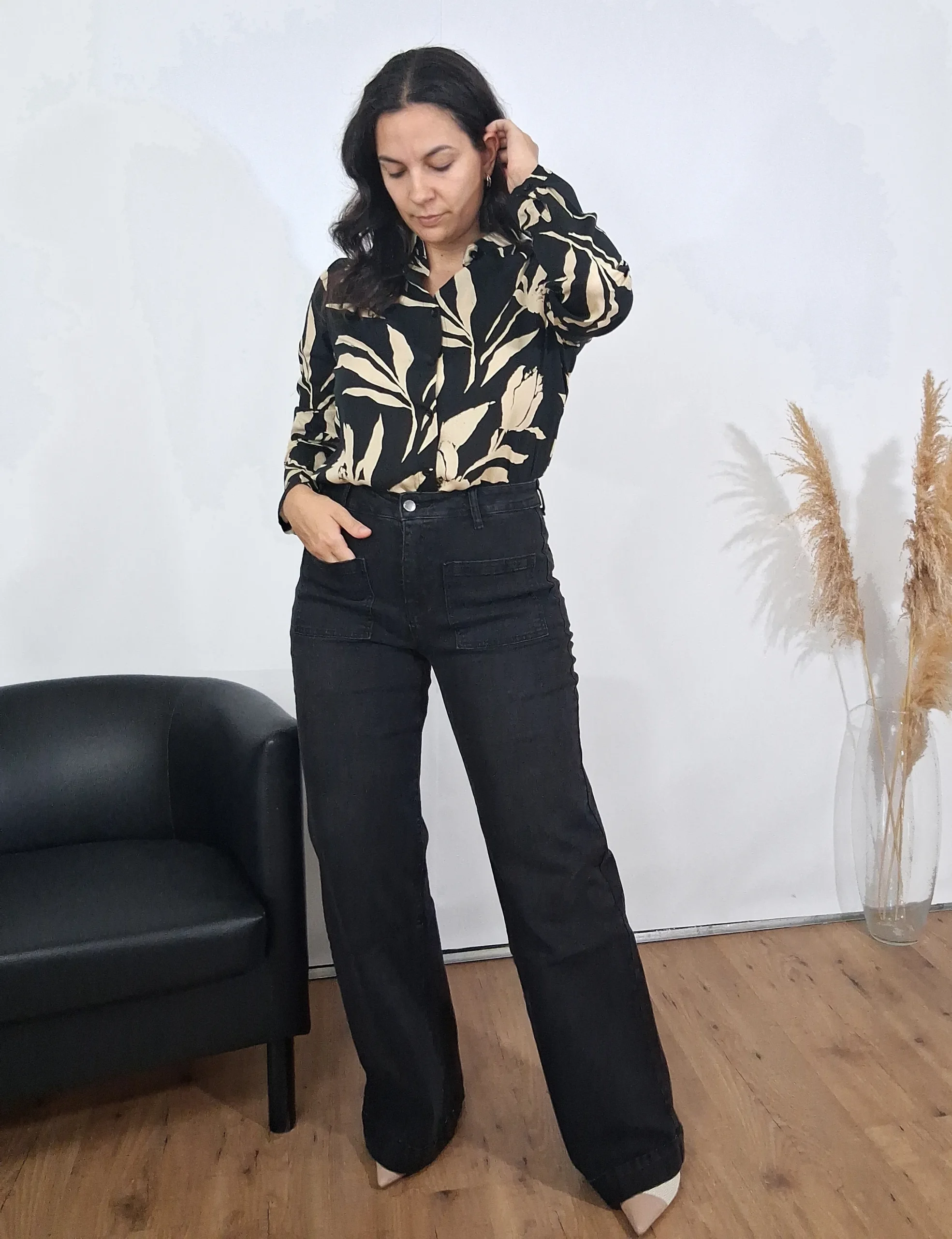 Camisa Estampada Flores Negro y Crema