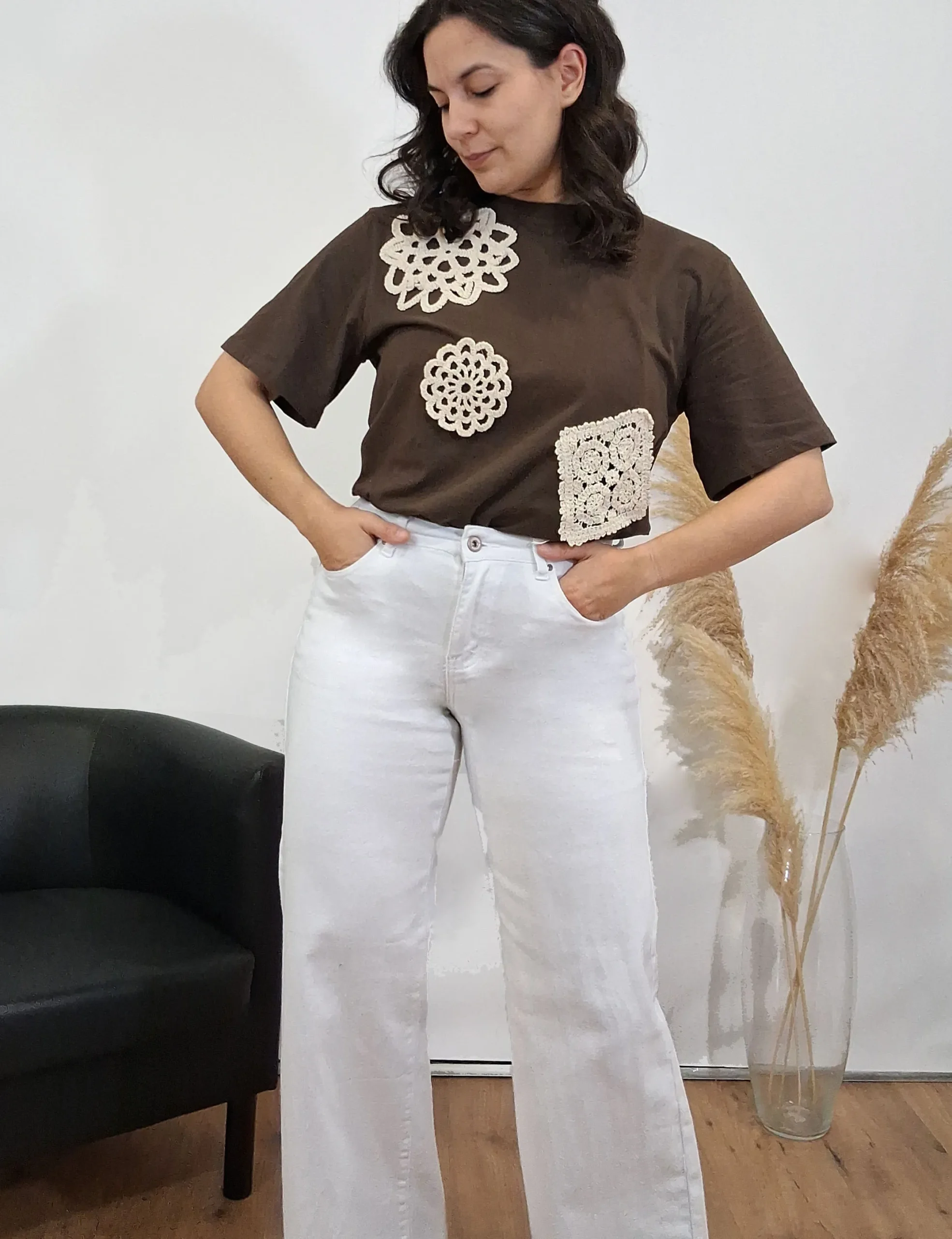 Camiseta Flor Crochet Marrón