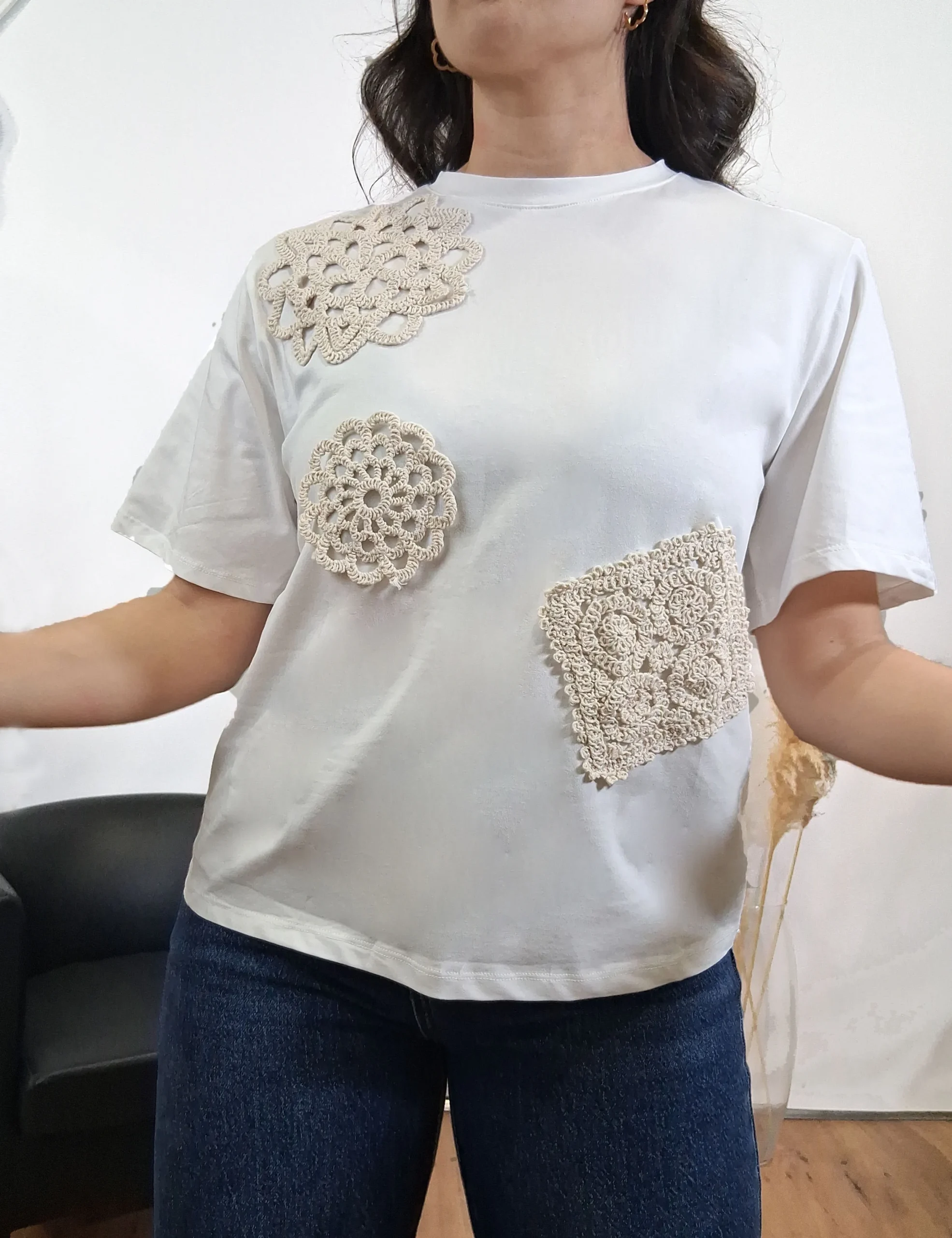 Alternative view of Camiseta Flor Crochet Blanco