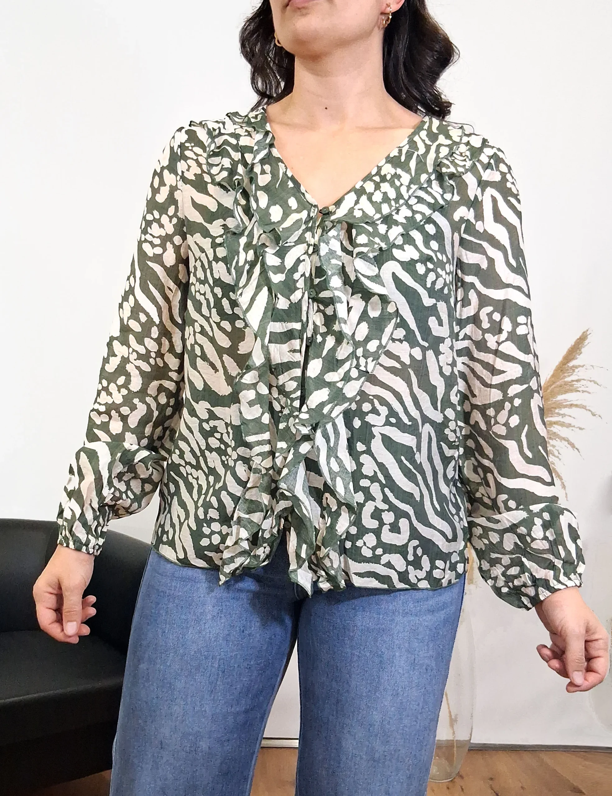 Alternative view of Blusa Volantes Estampada Kaki