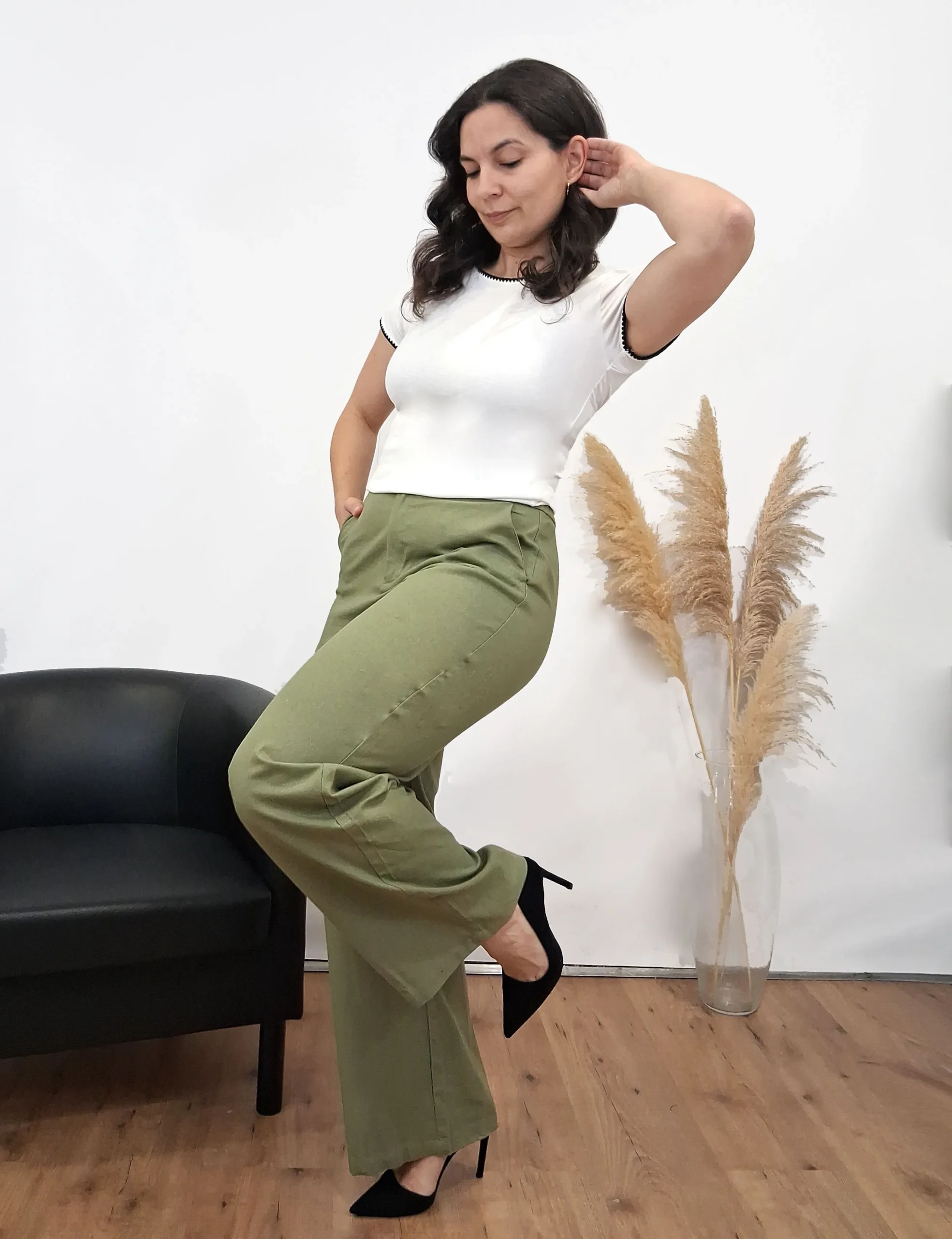 Camiseta Blanca Ribete Bordado Negro