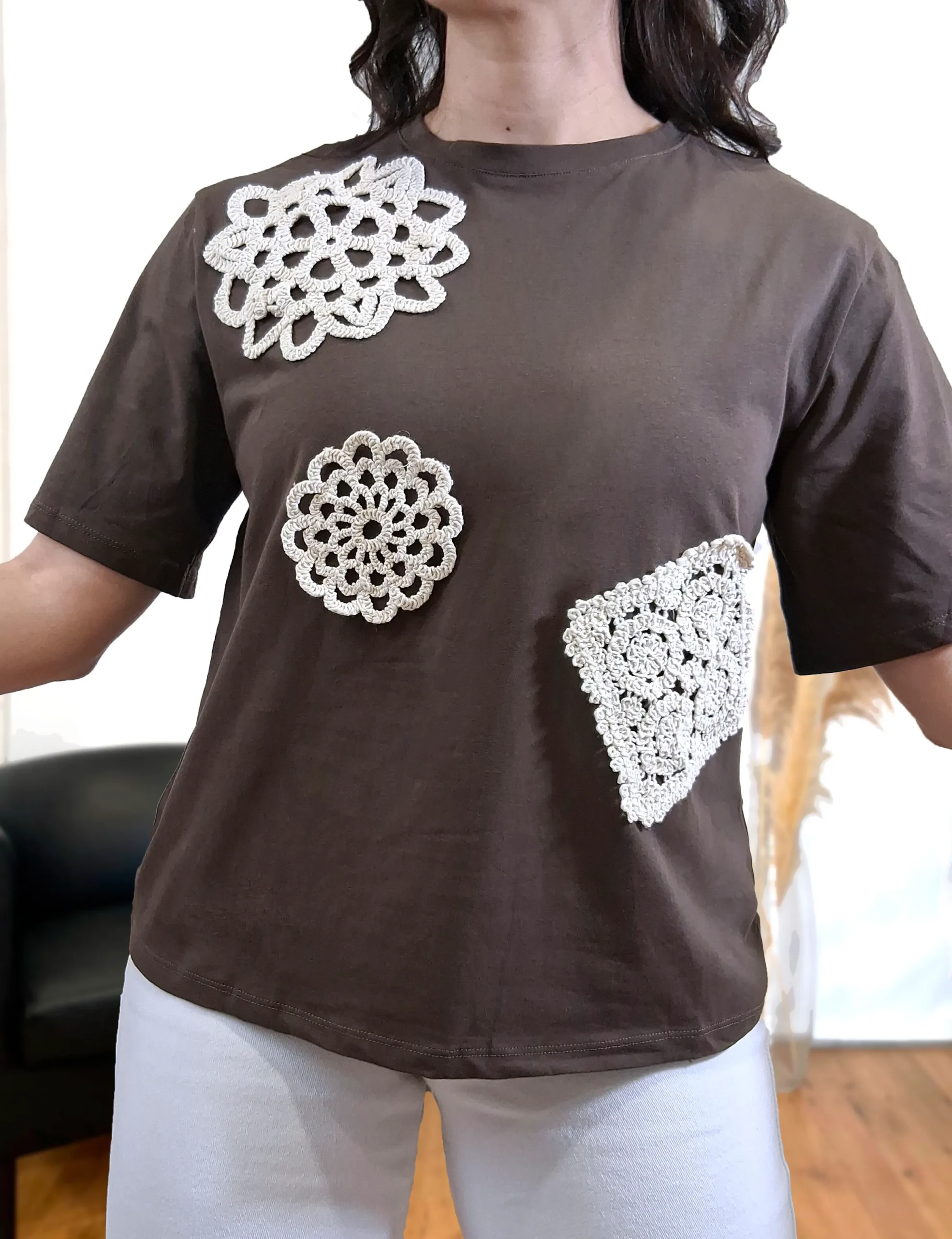 Alternative view of Camiseta Flor Crochet Marrón