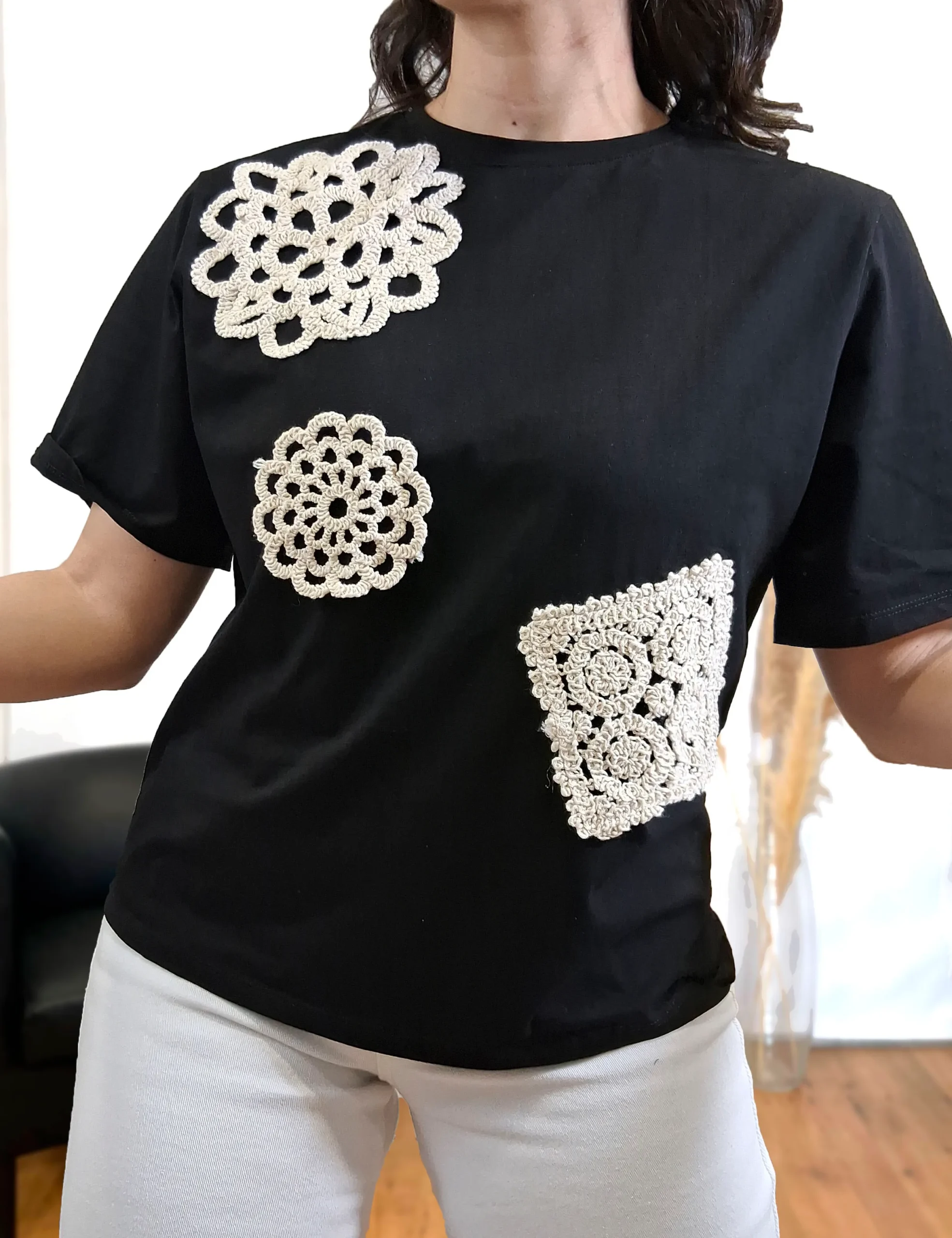 Alternative view of Camiseta Flor Crochet Negra