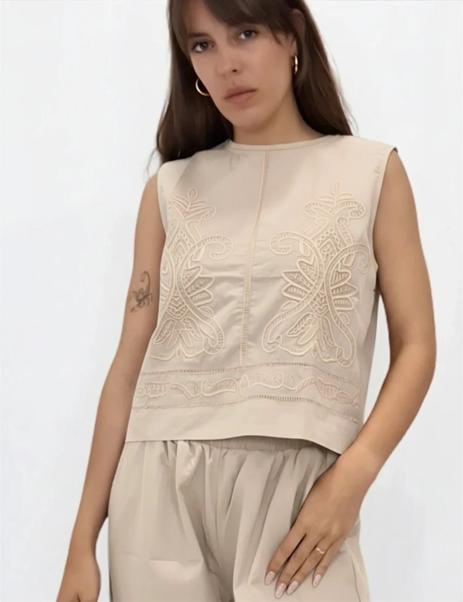 Top Bordado Crema