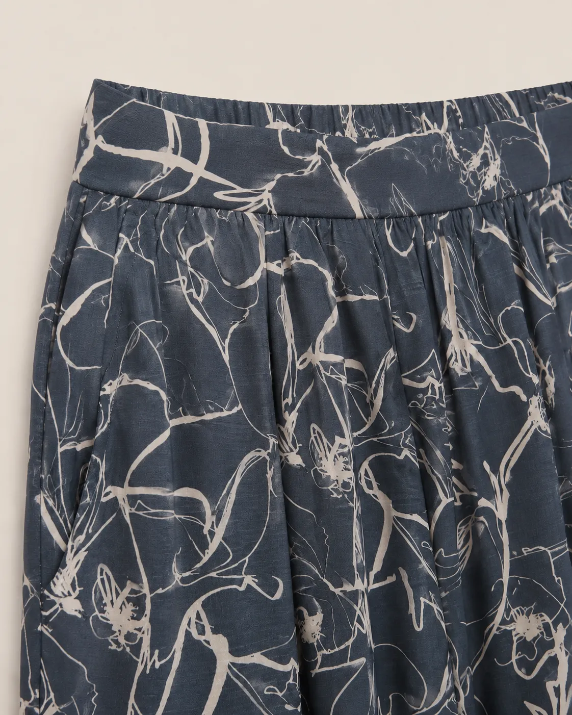 Alternative view of Pantalón Fluido Estampada Cobalto