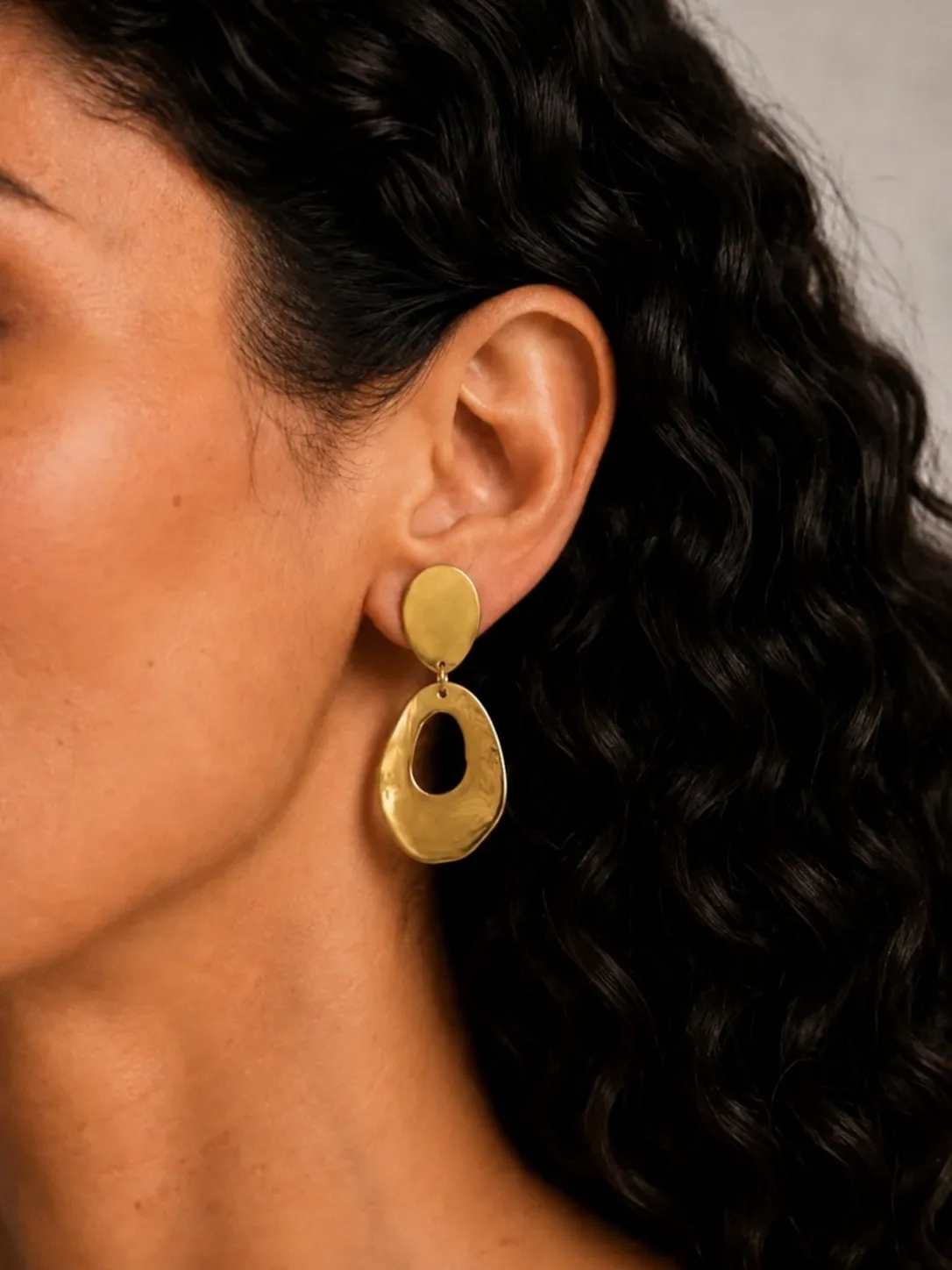 Alternative view of Pendientes Gota Dorados