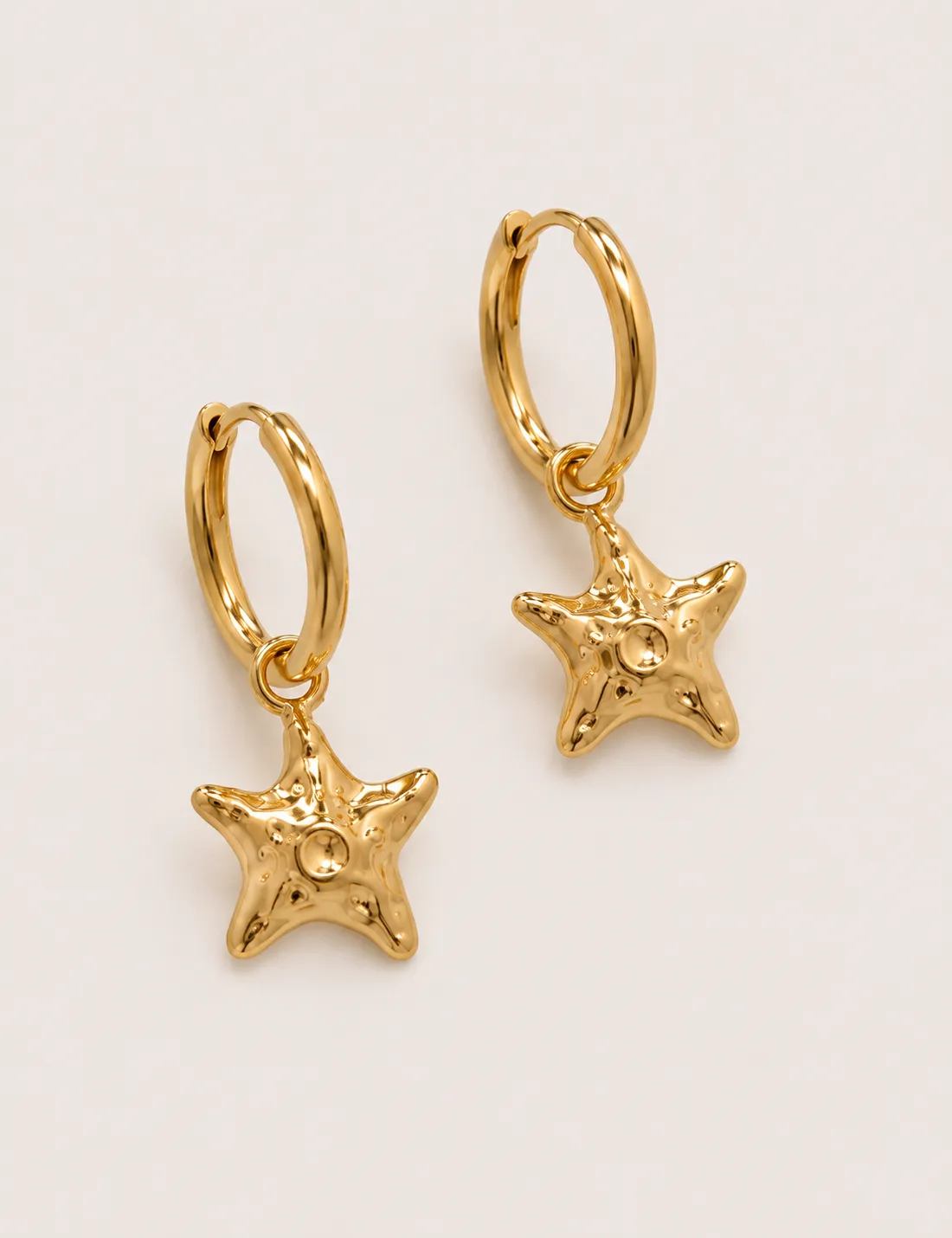 Alternative view of Pendientes Estrella Dorados