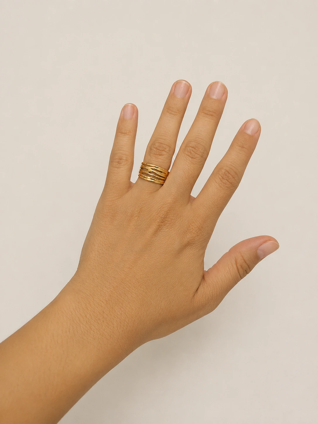 Alternative view of Anillo Entrelazado Dorado