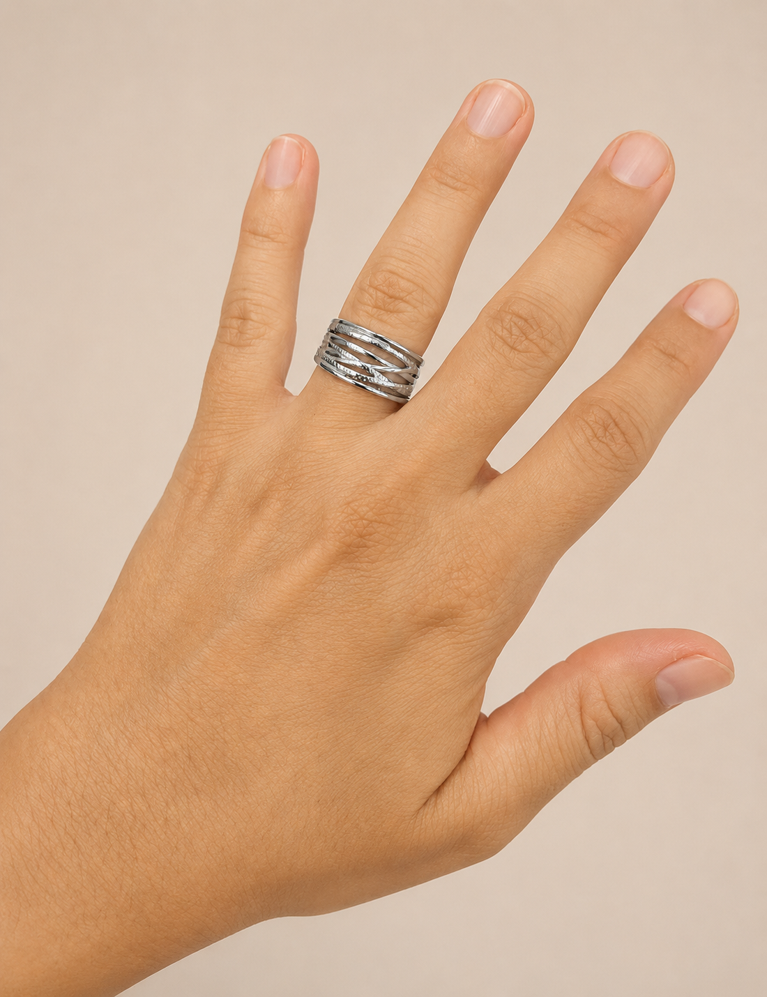 Alternative view of Anillo Entrelazado Plateado