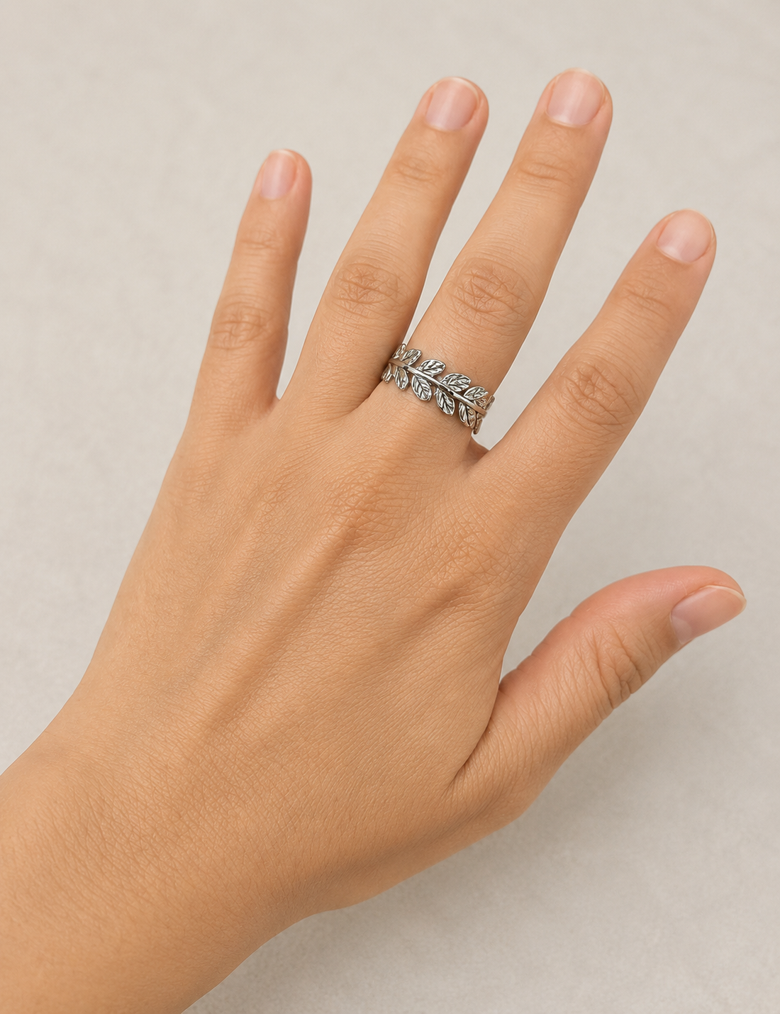 Alternative view of Anillo Acero Hojas Plateado