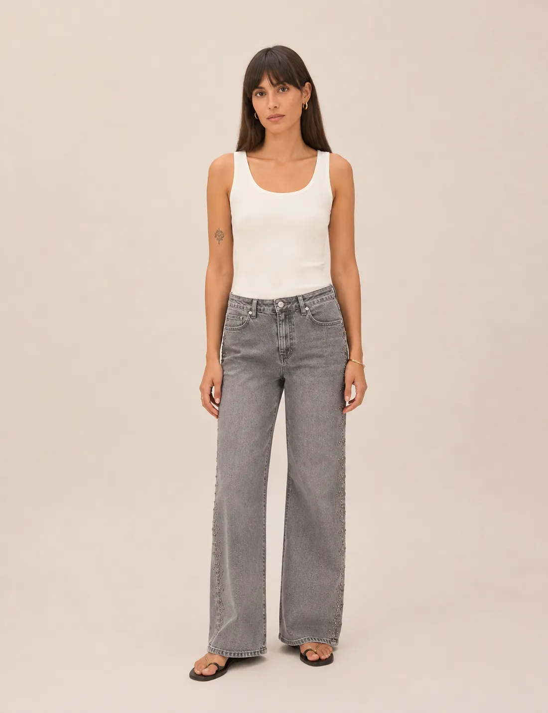 Jeans Straight Tachuelas Gris