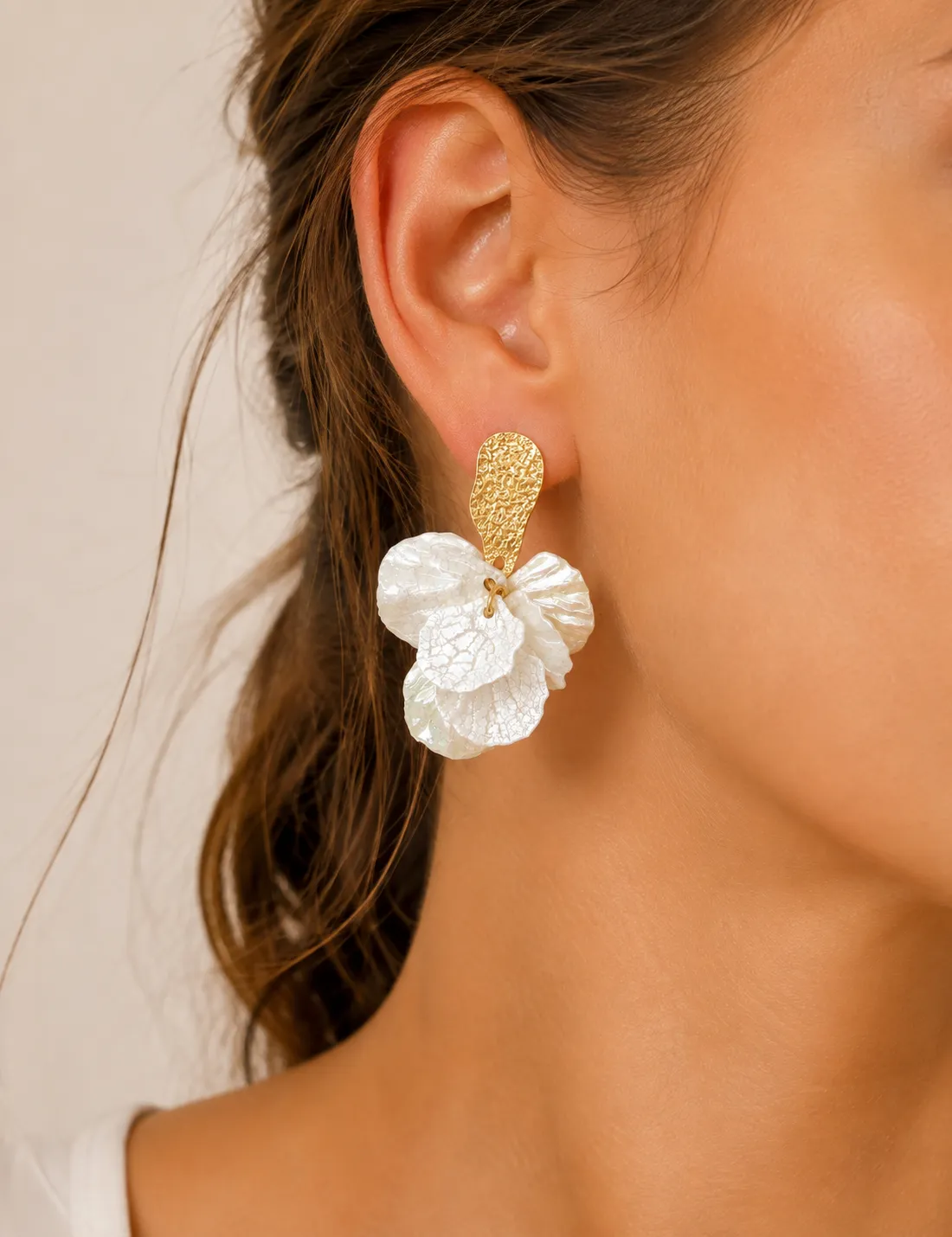 Alternative view of Pendiente Acero Flor Blanca