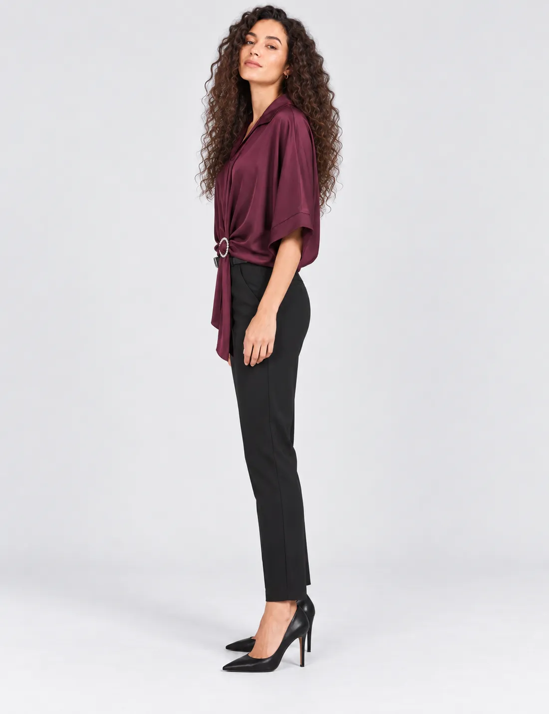 Blusa Satinada Broche Vino - Imagen 3