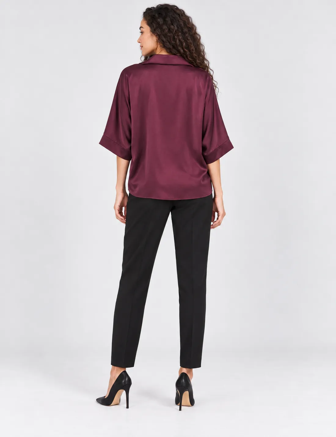 Blusa Satinada Broche Vino - Imagen 2