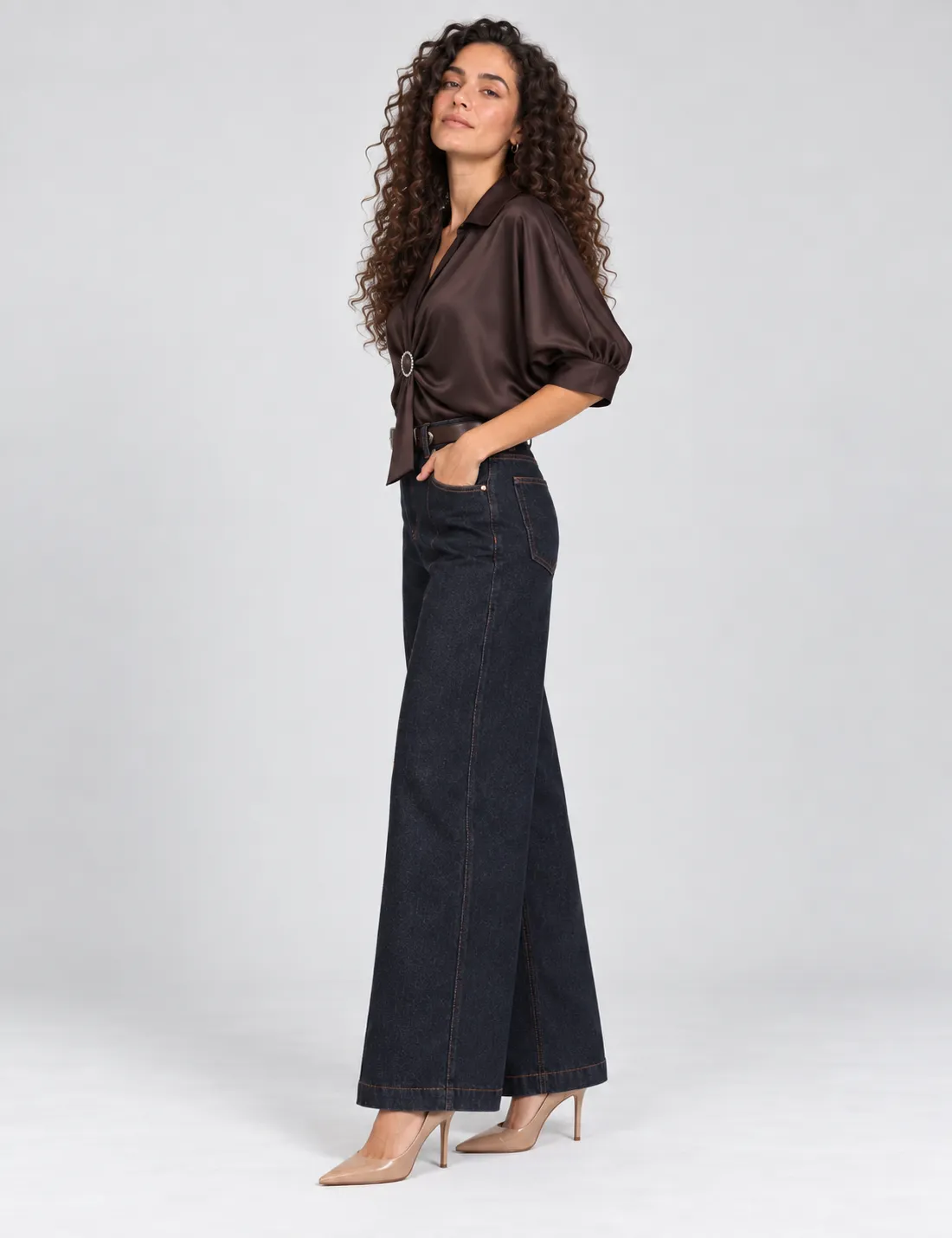 Blusa Satinada Broche Chocolate - Imagen 4