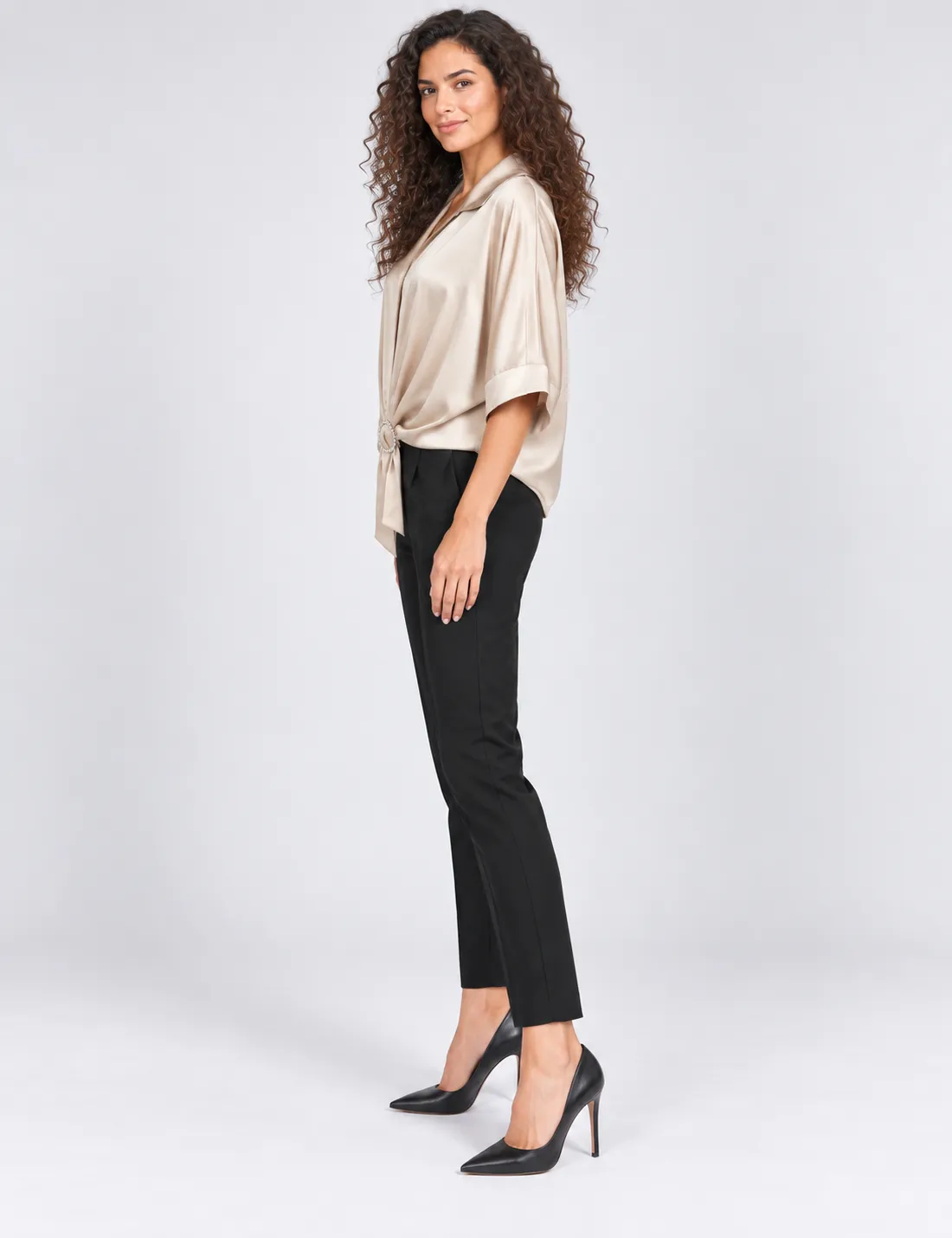Blusa Satinada Broche Crema - Imagen 3