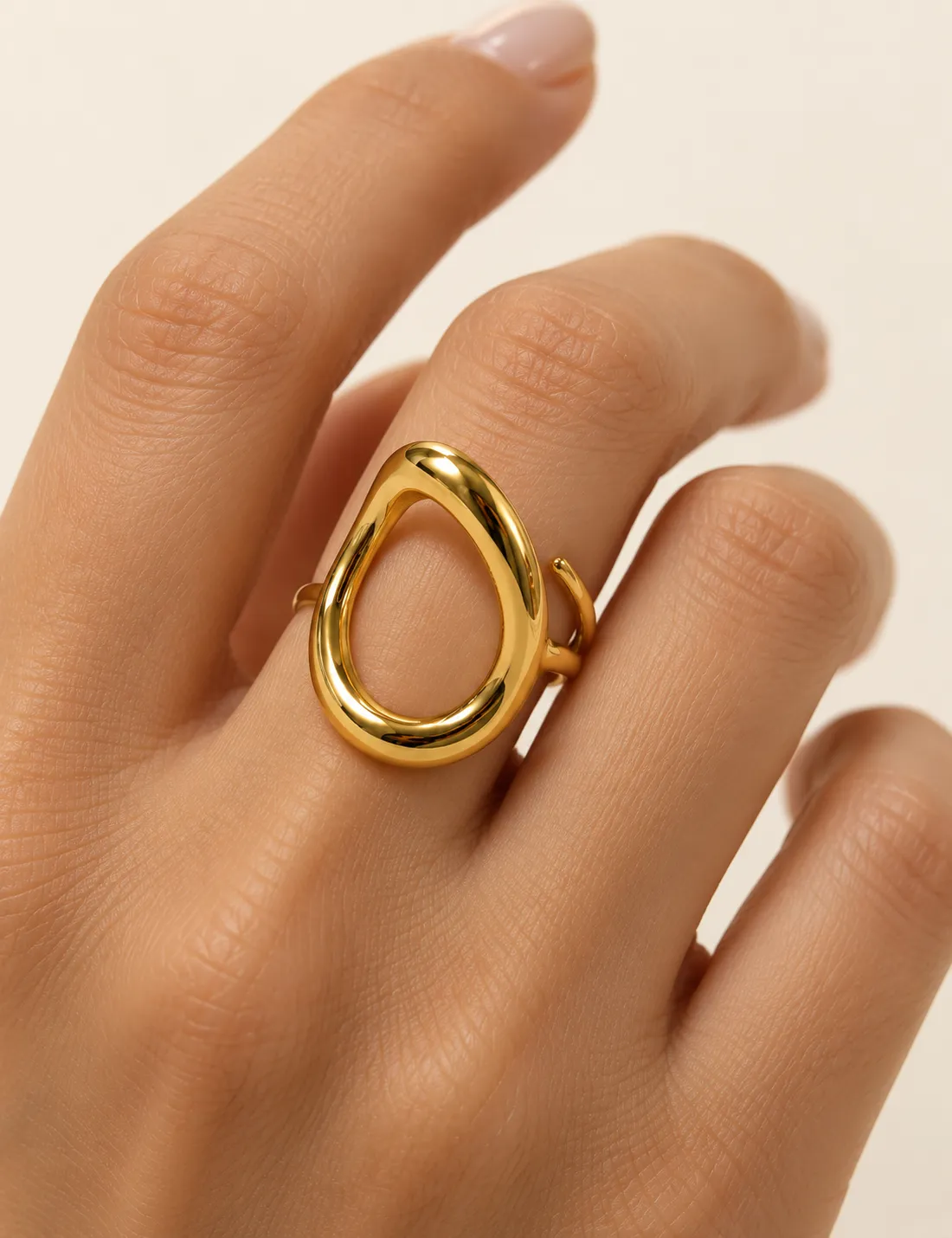 Alternative view of Anillo Acero Curvo Dorado
