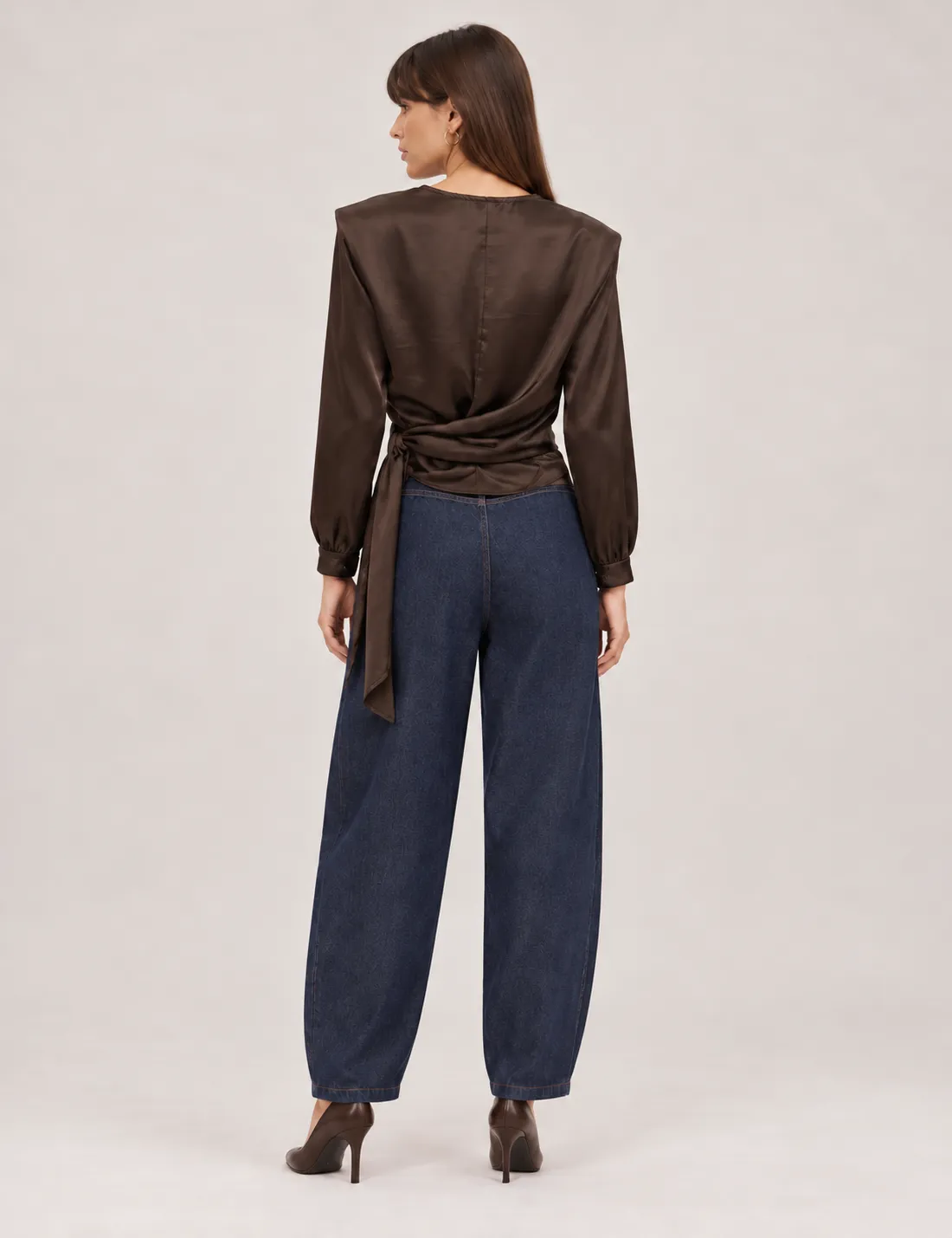 Alternative view of Blusa satinada Hombreras Chocolate