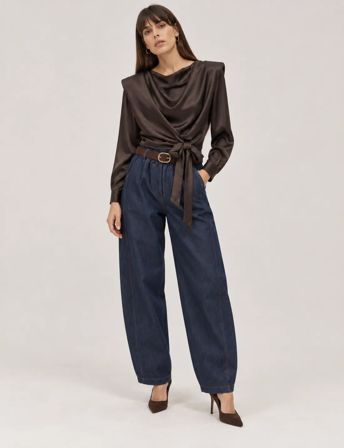 Blusa satinada Hombreras Chocolate
