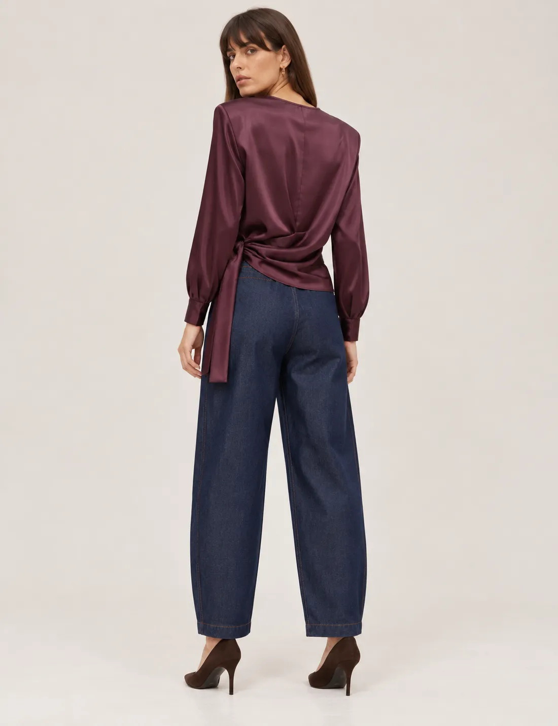 Alternative view of Blusa satinada Hombreras Vino